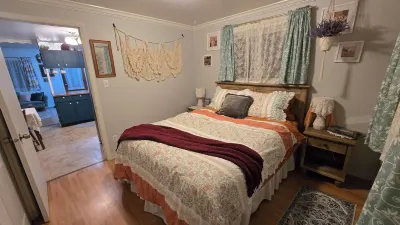 Snuggle Up In this Vintage Themed Cottage with Hot Tub Relax & Unwind
