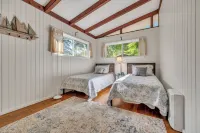 Wake up on West Lake. Classic Cabin Retreat! Family Friendly with your own dock.