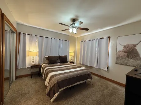 Cozy Corner Cottage - 4 Bed/2 BathNo Cleaning Fee!