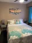 Dazzling Waikiki Apt Sleeps 7-excellent A/C & PARKING included - Bungalows