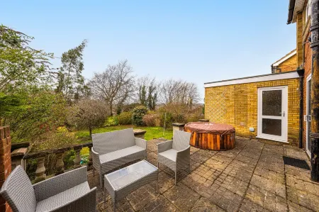 Pierocks Carver Entire House, Free Parking and Wi-fi in High Wycombe Отели рядом с достопримечательностью «Библиотека Хай-Уиком»