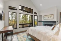 A Breck Escape: 5000sf Luxury Home w/ 3 Fireplaces, Outdoor Fire Pit & Hot Tub