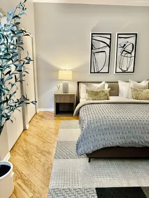 SuperHost Large Roommate style 2 Bedroom, 2 Bath, Patio, Sunroom, L Kitchen