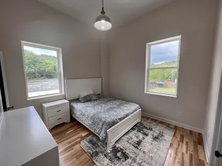 Beautiful new Condo sleeps up to 16 on New River with Rooftop Deck view of Falls