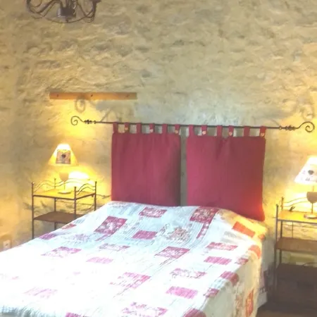"Carlota "Semi-troglodyte house 200m from all amenities Отели в г. Малосен