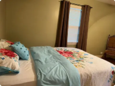 Pink Door Charming 2-bedroom house with WiFi, AC in nice Oneonta, Close to Food 오니온타 호텔