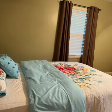 Pink Door Charming 2-bedroom house with WiFi, AC in nice Oneonta, Close to Food Отели в г. Онеонта