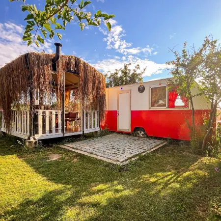 Mona Glamping Caravan Suites