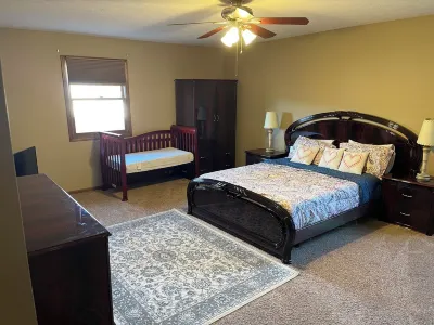 Charming 4-bedroom house with lots of place to gather and make memories in Parma Hotels near Pleasant Valley Shopping Center
