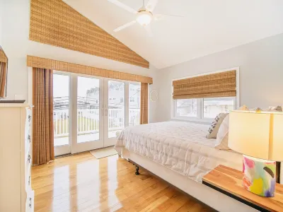 1 BLOCK TO BEACH & DINING, beautifully updated, park 3 cars! Hotels near Lucy the Elephant