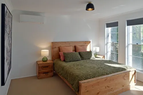 Sleeps 11. All linen and towels provided. Pets welcome. Lovely house.