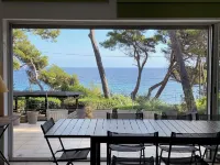 Family villa with superb sea view, facing the beach, like a boat on the water