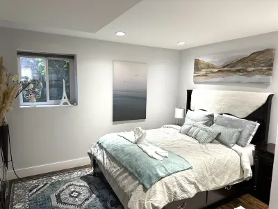 Newer Nifty Fifties large 2 bedroom with hot tub and putting green! Hotels near Alex Fraser Brg