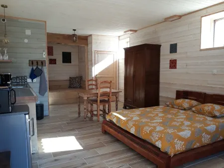 Studio des Pêchers Отели рядом с достопримечательностью «Circus In Track Stey»