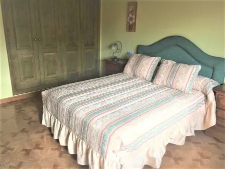 low silver cabin with fireplace far from the bulilcio but close to everything