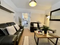 Delightful 2 bed detached home with secure parking Hotels in Cannock