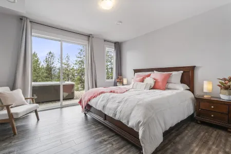 Okanagan Lakeview Oasis, 2 Bed, 2 Bath, Sleeps 6 Отели рядом с достопримечательностью «Alexis Park»