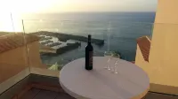 Cozy and relaxing apartment with cliff and sea views, Wifi, pool.