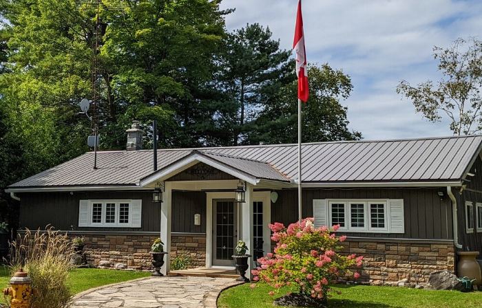 Bancroft Lakefront Cottage with Breathtaking Sunsets!