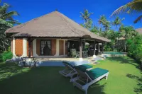 Villa Bundar: fabulous beachfront villa with pool and with staff! 세리릿 호텔