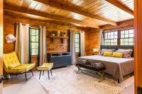 Peaceful cabin w/patio-firepit near lake Sunapee