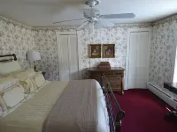 Beautifully restored Victorian Mountain home furnished with authentic antiques! Hotels in Silverton