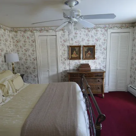 Beautifully restored Victorian Mountain home furnished with authentic antiques!
