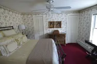 Beautifully restored Victorian Mountain home furnished with authentic antiques!