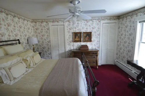 Beautifully restored Victorian Mountain home furnished with authentic antiques!