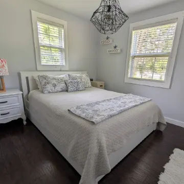 Remodeled 3 bedroom - perfect location for beach trips and beautiful sunsets Отели в г. Каско Тауншип