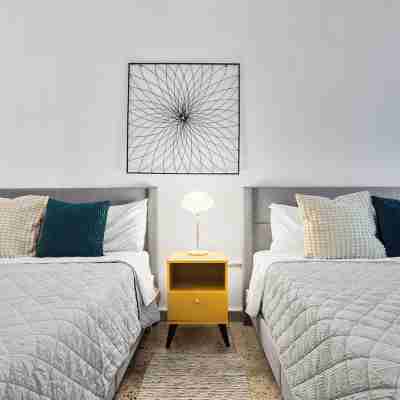 Family Fun/5 Min Airport & Beach/Jacuzzi, BBQ/Kids Pool,Ping Pong /Solar Panels Rooms