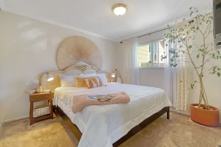 Sunny Stylish, Cozy King Condo near Lake & Downtown Отели рядом с достопримечательностью «African American Museum and Library»