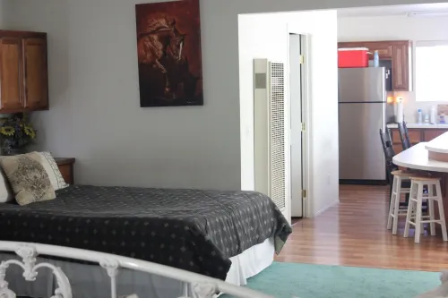 Private Loft Cottage, w/ bedroom, close to Kern River. Pet friendly. Sleeps 8 Hotels in Kernville