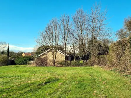 Elderflower Cottage, fresh countryside bungalow 1.5 miles from historic Stamford