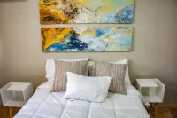 Comfortable modern apartment conveniently located for shopping and dining. Hotels in 