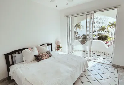 Surf and Chill: Beachfront 2-bed condo with pools, gym, steps to surf breaks Hôtels à : 