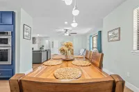 Private Pool Modern Elegant Contemporary Ranch-Style Home, 5 mins to NASA/Kemah