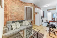 Cozy 1-bedroom apartment with AC and WiFi in enchanting New York