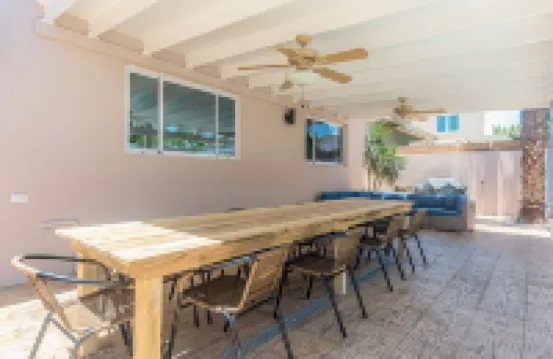 Dream Getaway in Palm Beach - pool, walk to beach, nightlife & restaurants.