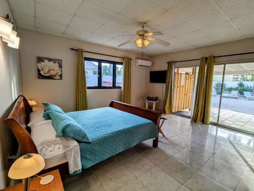 Huge Villa!Walk to Beach, Casinos, and Restaurants.Private Pool & Swim-up Bar.