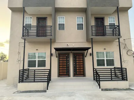 A modern Townhome at Farm. 5 minutes drive from the Providence National Stadium