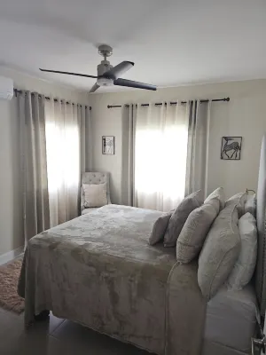 Stacey's HideawayCozy, comfy beach home-30 minutes from MBJ Airport