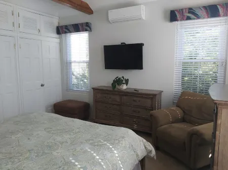 Charming , Comfortable  Cottage Near Amenities Отели рядом с достопримечательностью «Маяк Гиббс-Хилл»