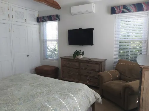 Charming , Comfortable  Cottage Near Amenities
