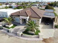 “Villa Oasis” Walking distance to beach, supermarket and restaurants.