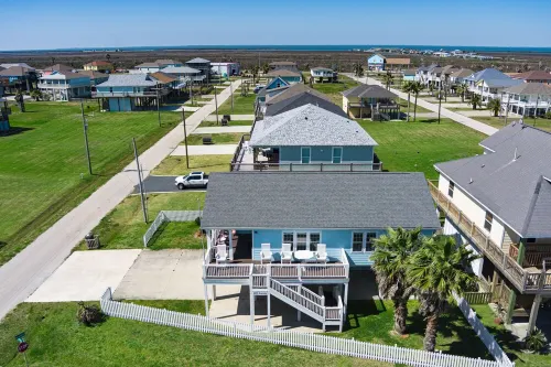 Great Back to School Dealsl!  4 minute walk to beach!