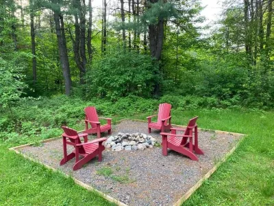 River front 4 season cottage with 2.5 acre serenity with mature trees around Hoteles cerca de Becker's Berry Patch