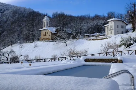 Villa with infinity pool, Spa,private garden, patio, barbecue,Monviso Unesco area.