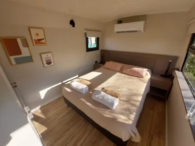 Experience Unique Bus Homes at Bondilodge - Your Perfect Getaway! フェリ公園周辺のホテル