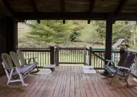 Charming Creekside 1940s Cottage, Kid/Dog Friendly